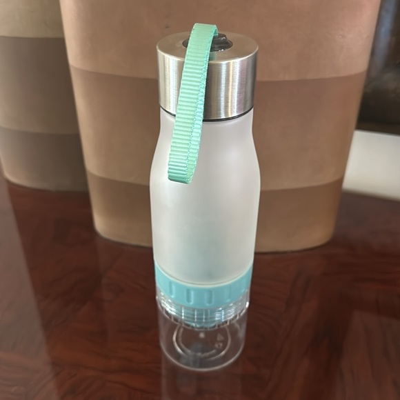 Gaiam *NWOT* 22 Ounce Fruit Infuser Water Bottle, BPA Free Non-Toxic, Blue Strap - Picture 11 of 13